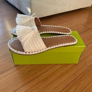 Gianni Bini White Maikah Sandel in Size 9.5M 🤍